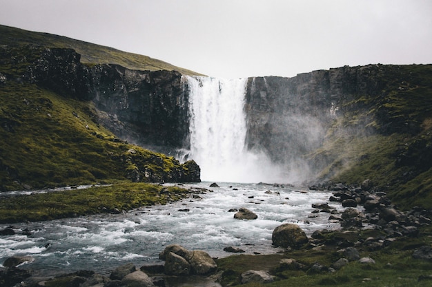 Panoramica di una bellissima cascata tra le verdi colline