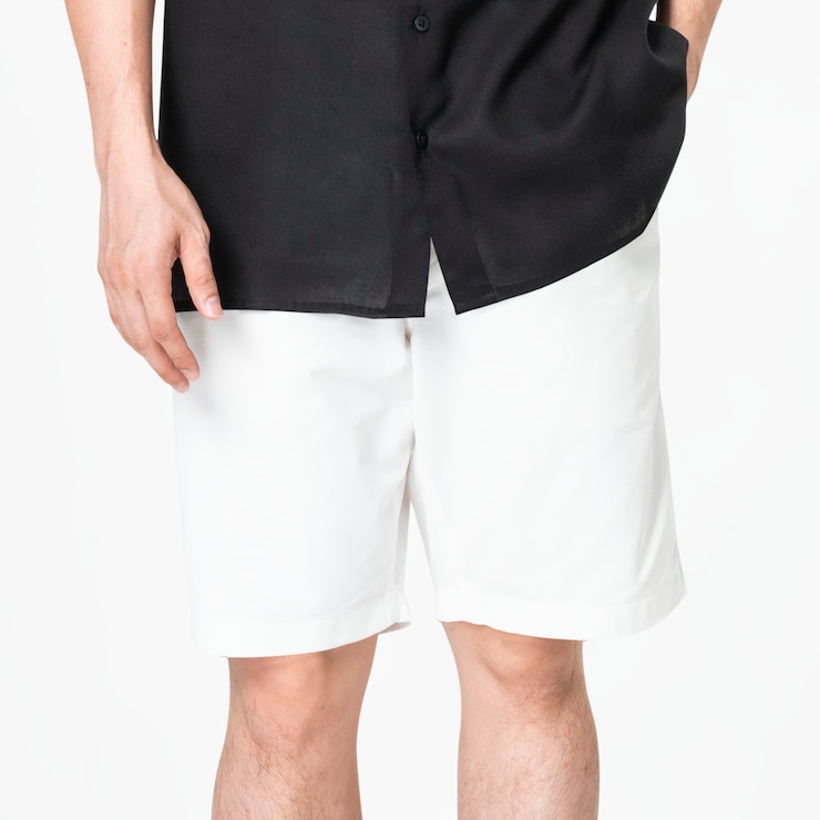 Foto gratuito pantaloncini bianchi da uomo moda casual