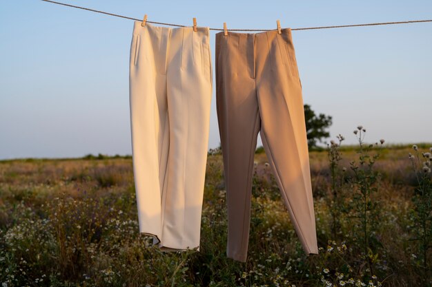 Pantaloni beige marrone chiaro all'aperto natura morta