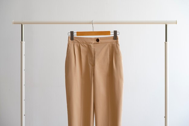 Pantaloni beige marrone chiaro all'interno natura morta