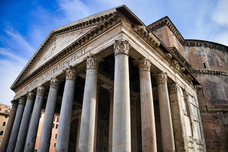 Foto gratuito pantheon romano alla luce del giorno con un cielo blu vibrante roma italia
