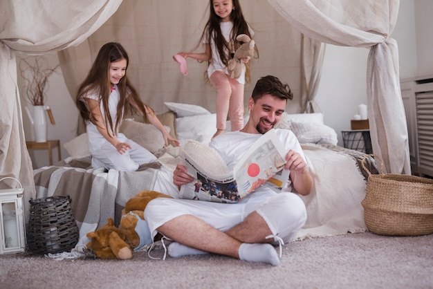 Papà celebra la festa del papà con le figlie