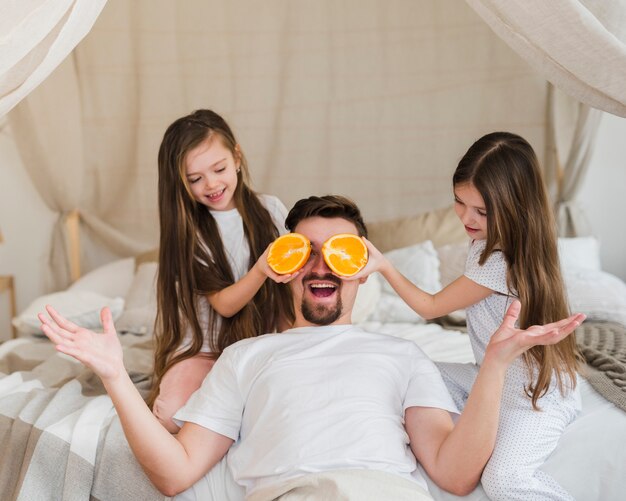 Papà celebra la festa del papà con le figlie