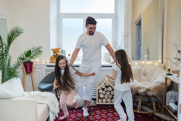 Papà celebra la festa del papà con le figlie