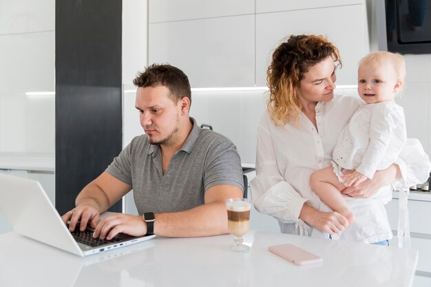 Papà che lavora al computer portatile