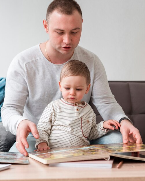 Papà con libro di lettura del bambino