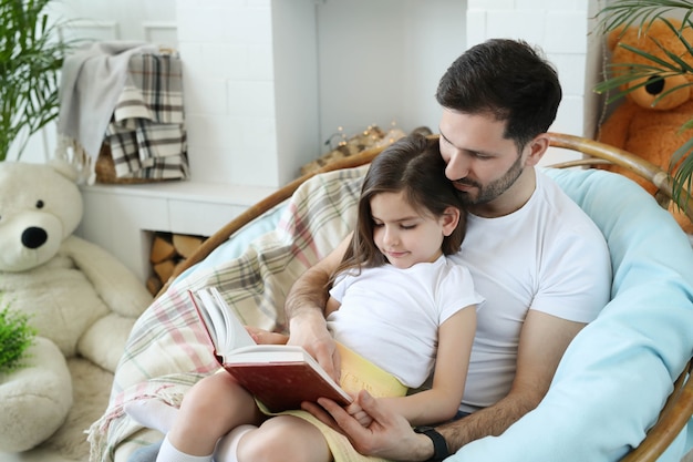 Papà e figlia insieme a casa