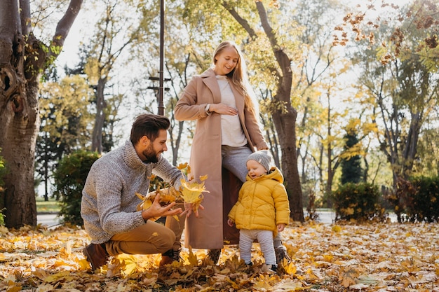 Papà e madre con bambino all'aperto