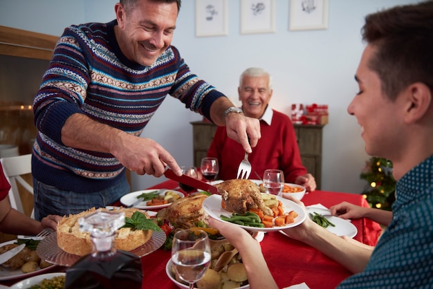 Papà serve la cena alla vigilia di Natale