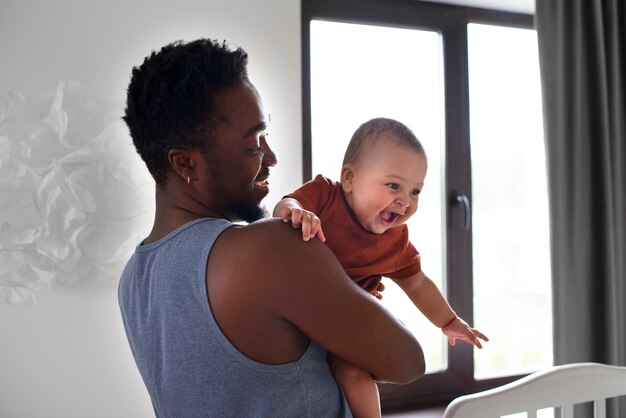 Papà trascorre del tempo con il suo bambino nero