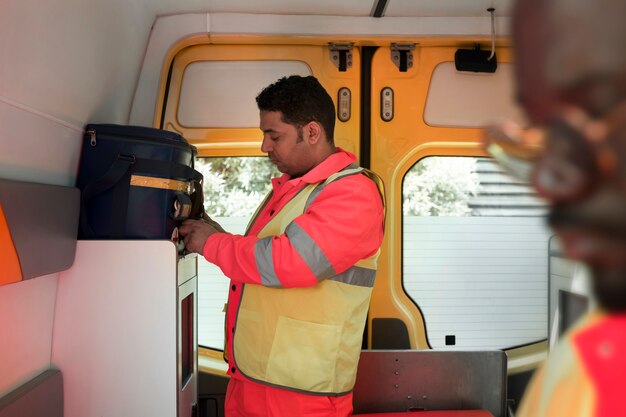 Paramedici di vista laterale in auto ambulanza