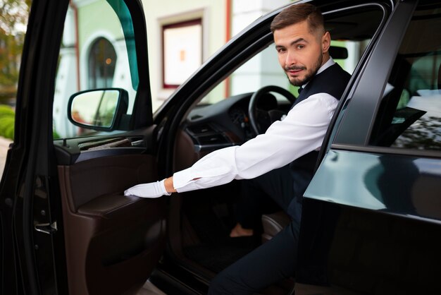 Parcheggiatore che si prende cura del veicolo del cliente