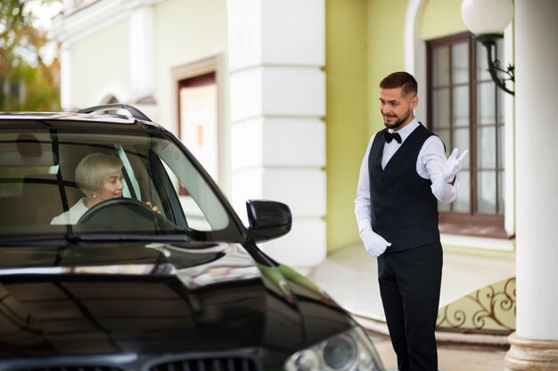 Parcheggiatore donna accogliente con auto