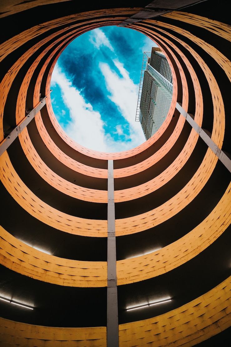 Foto gratuito parcheggio a spirale, sfondo di architettura
