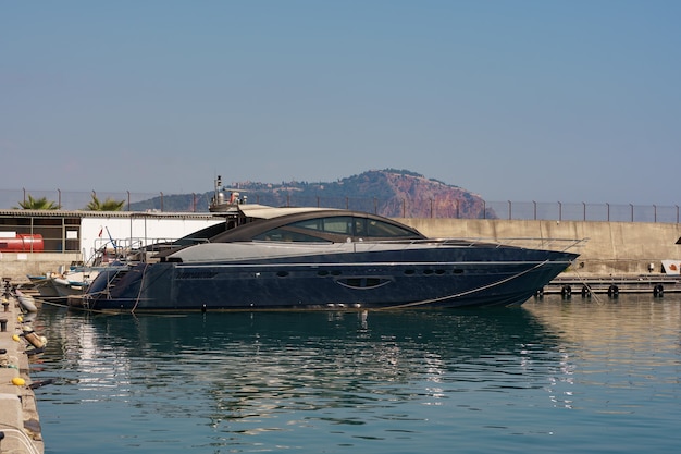 Parcheggio marittimo di barche e yacht in Turchia. Yacht messo in bacino nel porto marittimo