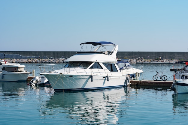 Parcheggio marittimo di barche e yacht in Turchia. Yacht messo in bacino nel porto marittimo