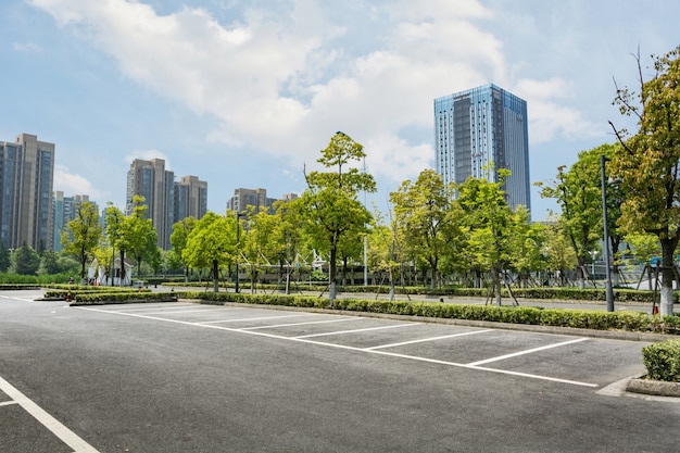 Parcheggio vuoto con alberi