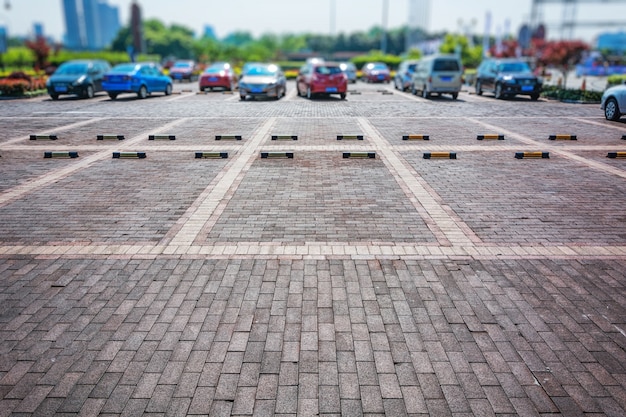 Parcheggio vuoto, corsia di parcheggio all&#39;aperto nel parco pubblico