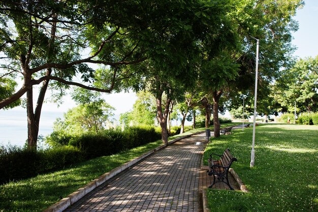 Parco verde con panchine nella città di Nesebar