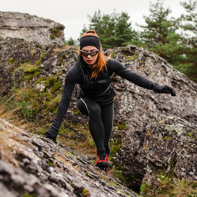 Pareggiatore sportivo femminile arrampicata pietre colpo lungo