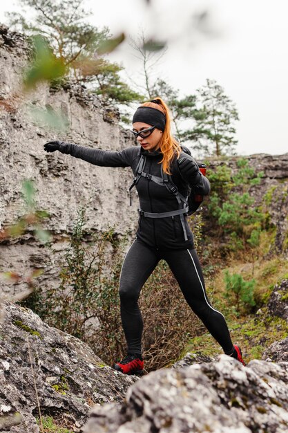 Pareggiatore sportivo femminile che cammina sulle pietre