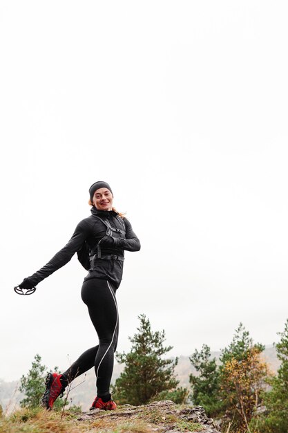 Pareggiatore sportivo femminile divertendosi e correndo