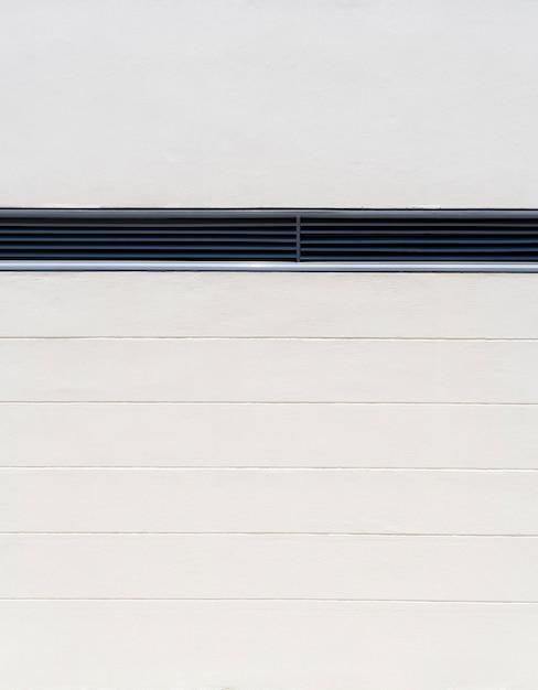 Parete bianca minimalista all'interno con spazio di ventilazione