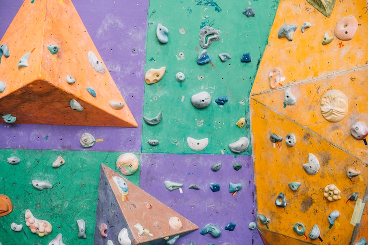 Foto gratuito parete da arrampicata luminosa