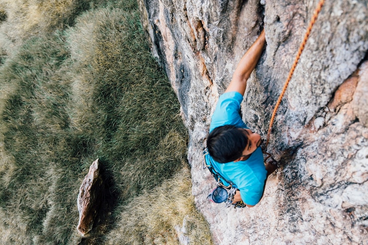 Foto gratuito parete di arrampicata dell&#39;uomo