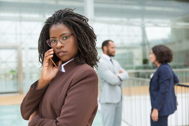 Parlare professionale serio pensieroso sul telefono cellulare