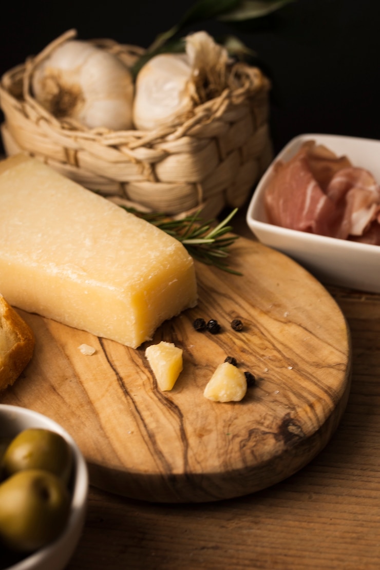 Foto gratuito parmigiano alto con aglio e prosciutto