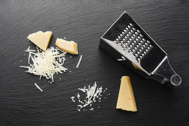 Parmigiano grattugiato piatto con grattugia