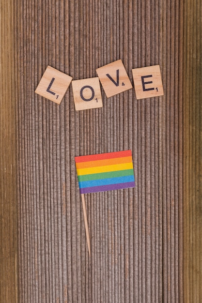 Parola amore e bandiera arcobaleno LGBT