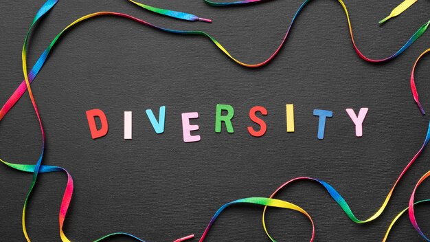 Parola di diversità colorata vista dall'alto con lacci delle scarpe arcobaleno