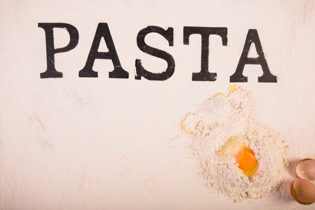 Parola di pasta colorata di nero su farina e uova