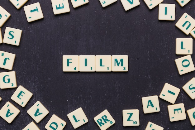 Parola di pellicola organizzata con lettere di scrabble