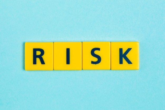 Parola di rischio su piastrelle di Scrabble