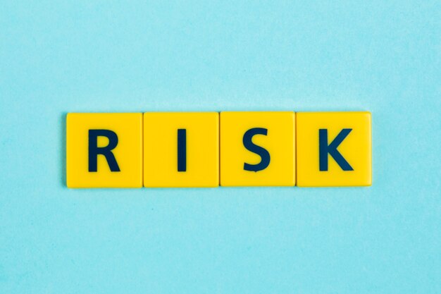 Parola di rischio su piastrelle di Scrabble