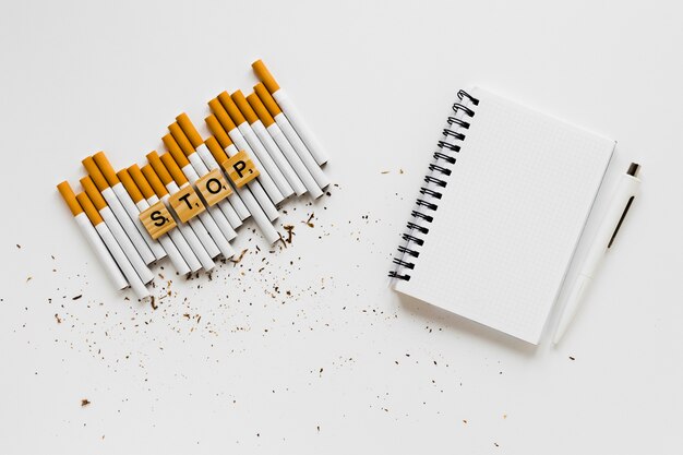 Parola di vista superiore con sigarette e notebook