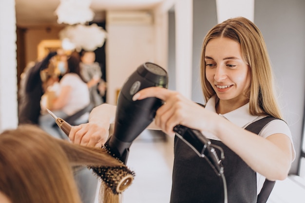 Parrucchiere femminile in un salone di bellezza