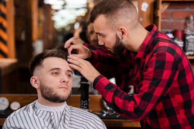 Parrucchiere prendersi cura dei capelli di un cliente