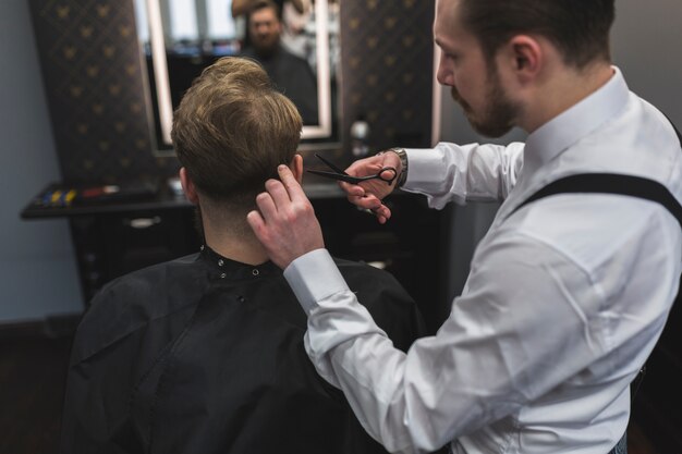 Parrucchiere taglio capelli del cliente
