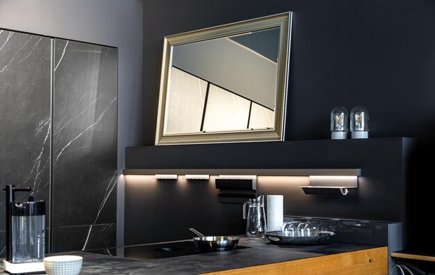 Parte dell'interno della cucina in minimalismo moderno nero