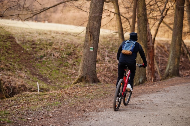 Parte posteriore della bici in bicicletta del ragazzo all'inizio della primavera