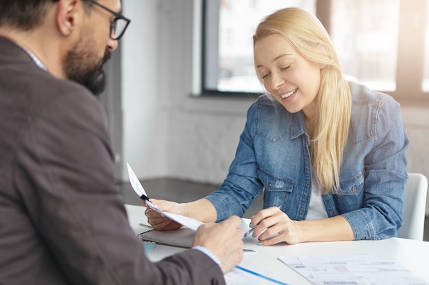 Partner commerciali che lavorano in ufficio