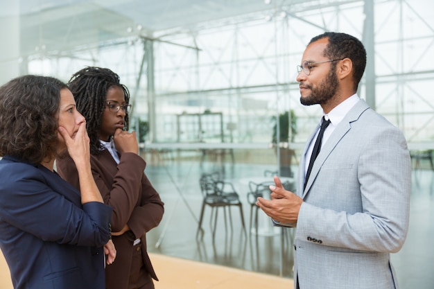 Partner commerciali entusiasti che discutono questioni di lavoro