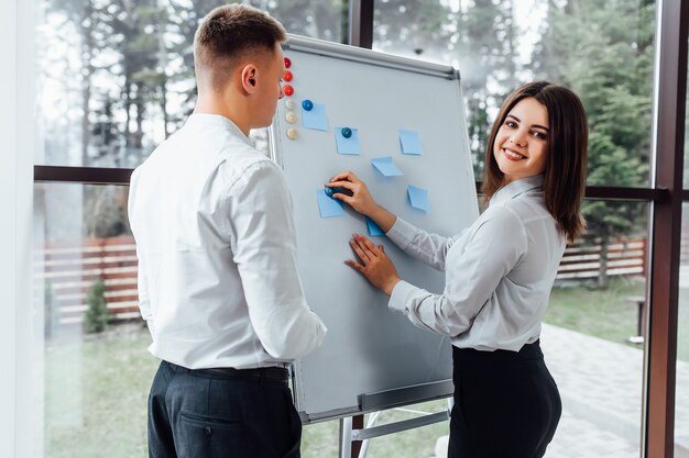 Partner commerciali maschili e femminili professionisti che si incontrano per discutere la strategia di pianificazione per un progetto di avvio comune