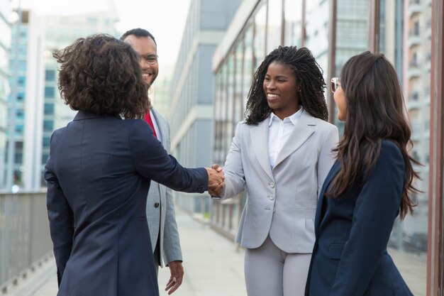 Partner commerciali soddisfatti che finiscono con successo la riunione