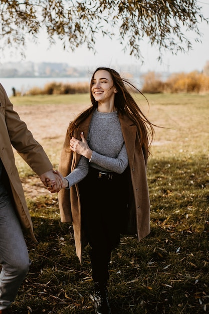 Partner della holding della donna felice del primo piano