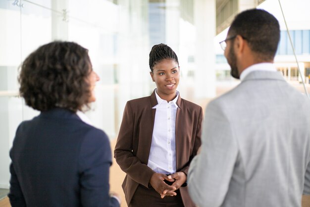 Partner di incontro giovane manager femminile